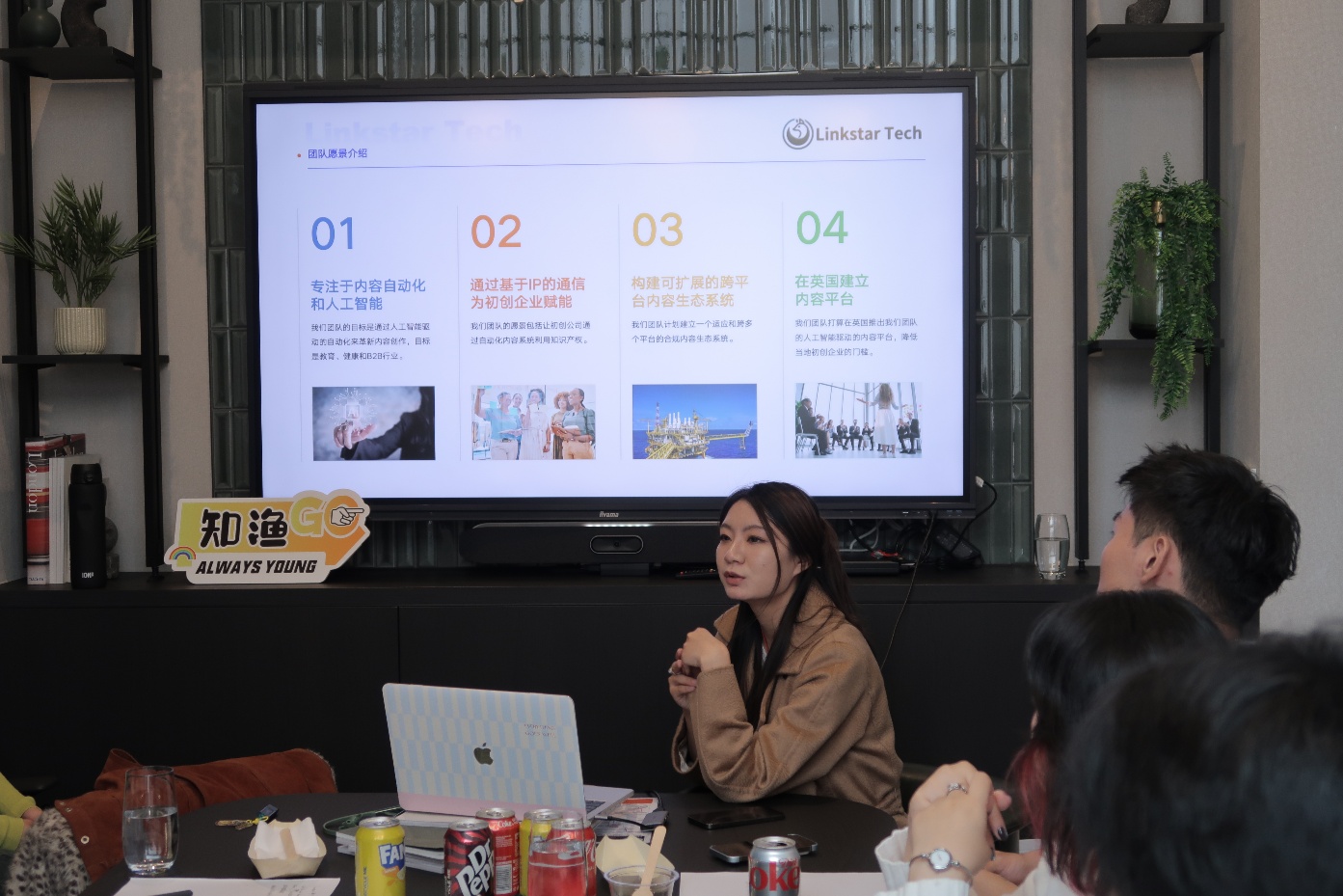 一群人在餐厅用餐
AI 生成的内容可能不正确。